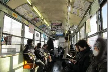 <p>บรรยากาศภายในรถรางที่แสนอบอุ่นครับ</p>