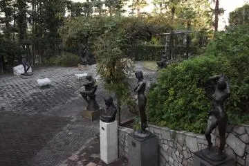 <p>บันไดลงไปที่สวนด้านหลังอาคาร</p>