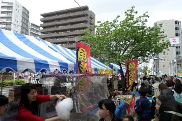 <p>There were dozens of stands selling food with everything from cotton candy to kofta sandwiches.</p>
