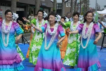 <p>The festival had a variety of performances, including hula dancers, singers and the local high school band.</p>