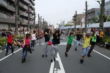 <p>A group from a local hip-hop school danced their hearts out.</p>