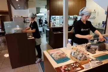 <p>บรรยากาศในร้าน พนักงานต้อนรับอย่างเป็นกันเอง</p>