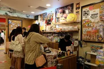 <p>คนต่อคิวซื้อกันเพียบเลย</p>