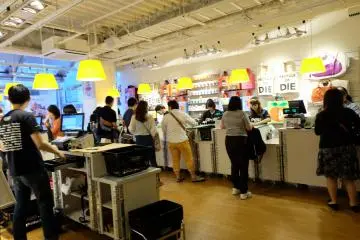 <p>คนรอคิวจ่ายเงินยาวไปถึงกลางร้าน !!!</p>