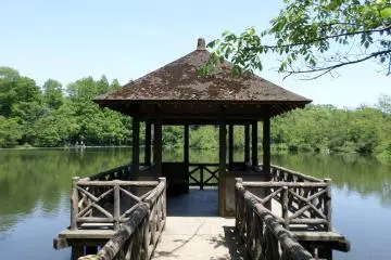 <p>ศาลาไม้ที่มีวิวสวยๆ ของสระน้ำ</p>