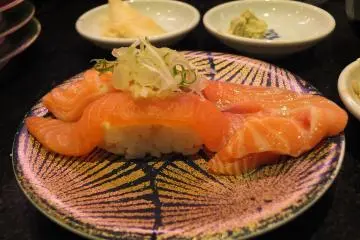 <p>ซูชิแซลม่อนบนจานแบบล้นๆ</p>