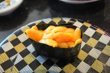 <p>ซูชิหน้าไข่หอยเม่น</p>