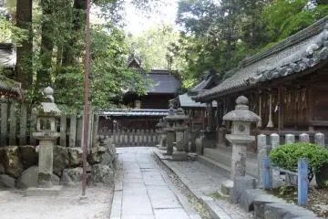<p>ภายในบริเวณศาลเจ้า</p>
