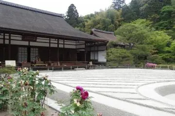 <p>หนึ่งในอาคารของวัดและสวนทราย</p>