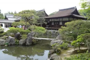 <p>หนึ่งในอาคารของวัดและสวนที่งดงาม</p>