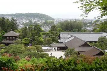 <p>วัดกินคาคุจิ มองจากเนินเขาในสวนมอส เห็นเมืองเกียวโตเป็นฉากหลัง</p>
