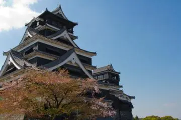 <p>Anda memikirkan tentang musim semi di Jepang dan Anda biasanya berpikir tentang sakura. Jadi tentu saja terdapat sedikit pohon ceri tepat di depan dua menara megah benteng.</p>