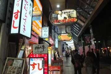 <p>สังเกตร้านได้จากป้ายด้านบนทางเดินขนาดใหญ่</p>