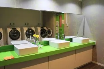 <p>อ่างล้างหน้าแปรงฟันในห้องซักผ้า</p>