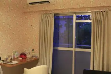 <p>มีโต๊ะ เตียง ตู้ และตู้เย็นในตัว</p>