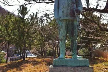 Statue of Yoshifuru Akiyama, front