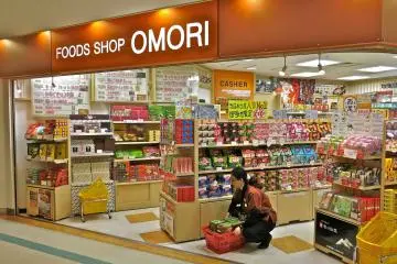 <p>The Omori shop offers a wide selection of Japanese snacks and the popular KitKat chocolate candies.</p>
