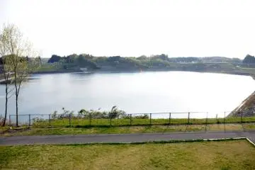 <p>Juste &agrave; la sortie du festival, &agrave; l'oppos&eacute; de la tour d'observation, on peut voir un large &eacute;tang entour&eacute; d'un sentier de randonn&eacute;e</p>