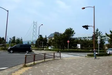 <p>As soon as you go down to the ground level you can see Maiko Park and the Great Akashi Strait Bridge (Pearl Bridge) just across the street</p>
