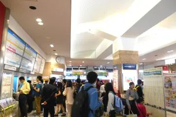 Di dalam Stasiun JR Tokushima. Biasanya sangat ramai karena Liburan Golden Week