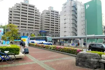 Di sebelah kanan adalah jalan raya Terminal Bus menuju banyak tujuan