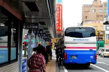 Jalanan Bus menuju ke banyak tempat: Osaka, Kobe, Nagoya, Tokyo, dll.