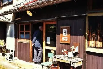 The entry is around to the left of the gate.