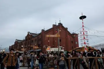 <p>บรรยากาศภายในงาน มีแต่เสียงหัวเราะและความครื้นเครง ฉากหลังเป็น Yokohama Red Brick Warehouse</p>
