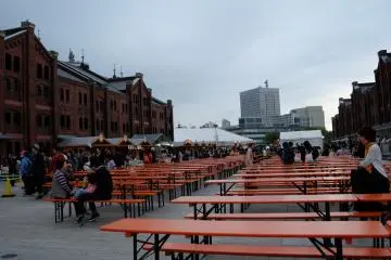 <p>ลานสำหรับนั่งจิบเบียร์ คล้ายๆ Beer Garden บ้านเราเลย</p>