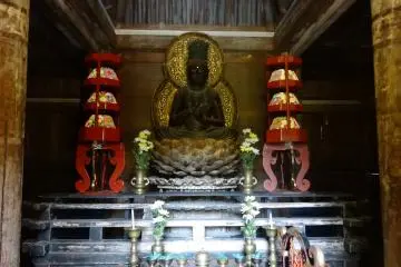 <p>พระพุทธรูปภายในเจดีย์</p>