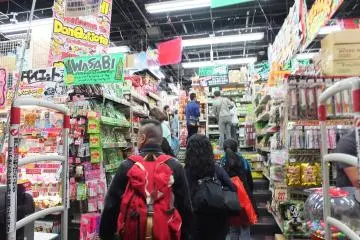<p>บรรยากาศในคลังสินค้าอาหารและของฝาก</p>