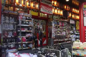 <p>ด้านหน้าร้านสาขาโอซาก้า</p>