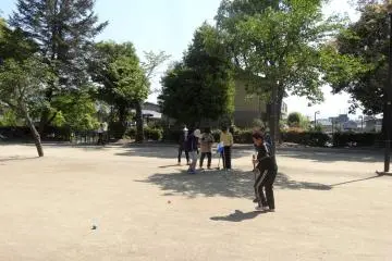 <p>นั่งดูกลุ่มผู้สูงวัยเล่นเกมส์สนามชนิดหนึ่งที่ดูเหมือนกับ Croquet น่าสนุกมาก</p>
