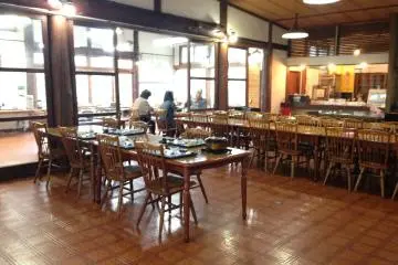 <p>The Tazawako&nbsp;Youth Hostel dining room reminds me of a school hall, but the food is much better.</p>