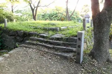 <p>Tobari (Cho?) Yagura Ruins. I have no idea what kind of building stood here.....</p>