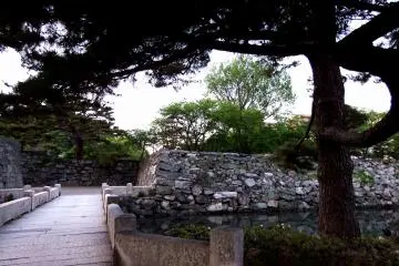 게조 다리와 소나무. 벽에 있는 알록달록한 돌들을 자세히 보아라