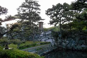 화려한 돌담과 성 해자. 이 화려한 돌들의 대부분은 도쿠시마의 비잔산에서 나온 것이다
