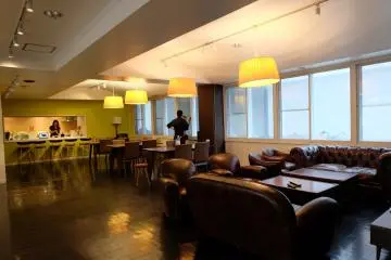 <p>บรรยากาศในห้องนั่งเล่น</p>
