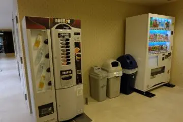<p>มีที่เครื่องขายน้ำอัตโนมัติ</p>