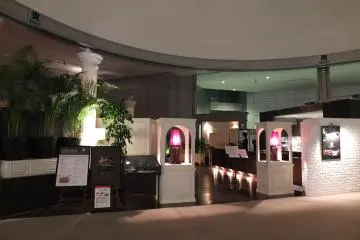 <p>ร้านอาคารบนจุดชมวิว</p>