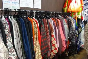 <p>กิโมโนสั้นที่ใช้เป็นเสื้อแจ็กเก็ต ที่เรียกว่าฮะโอะริ (Haori) และมิชิยุริ (Michiyuki) ที่ใช้เป็นเสื้อคลุมข้างนอกกิโมโน</p>