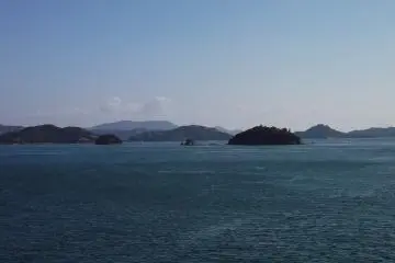 ระหว่างทางไปนะโอะชิมะ เราล่องเรือผ่านเกาะแก่งน้อยใหญ่