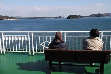 บนระเบียของเรือมีม้านั่งที่คุณสามารถนั่งชมวิว