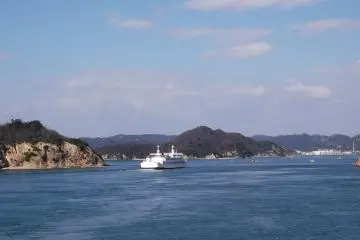มองกลับไปยังเกาะใหญ่ในขณะที่เรือมาถึงมิยะโนะอุระบนเกาะนะโอะชิมะ