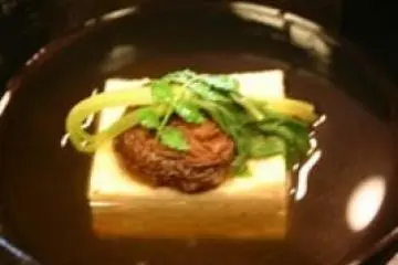 <p>The delicious taste of the fu at Fuzen inspired a "fu steak" for vegans in my cookery classes. The topping can vary depending on the season, but surely shiitake mushroom suit perfectly in any season. Really tasty!</p>
