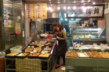 <p>ตามหากันต่อไป ร้านนี้ขายลูกชิ้นทอดแบบต่างๆ</p>