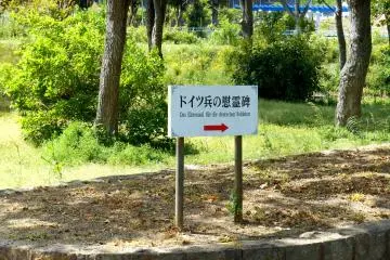 <p>Sign indicating the direction to the German Soldiers' Memorial Monument &nbsp;</p>