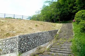 <p>Well-maintained path leading to the German Soldiers' Memorial Monument</p>