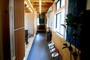 <p>Corridor leading to raised-floor seats</p>