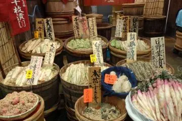 <p>อีกร้านมีผักดองเยอะเหมือนกัน</p>